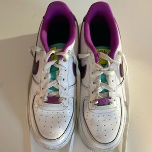 Nike Air Force 1 LV8 Just Do It White Vivid Purple
Low Top Sneaker